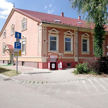 Feher Hajo Panzio Es Vendeglo Gyor Exterior photo