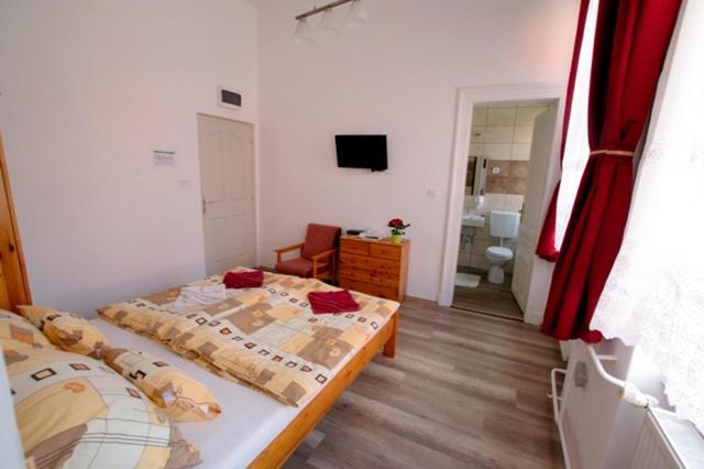 Feher Hajo Panzio Es Vendeglo Gyor Exterior photo