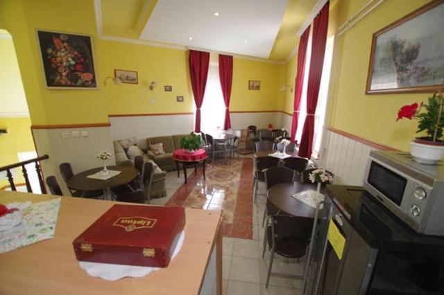 Feher Hajo Panzio Es Vendeglo Gyor Exterior photo